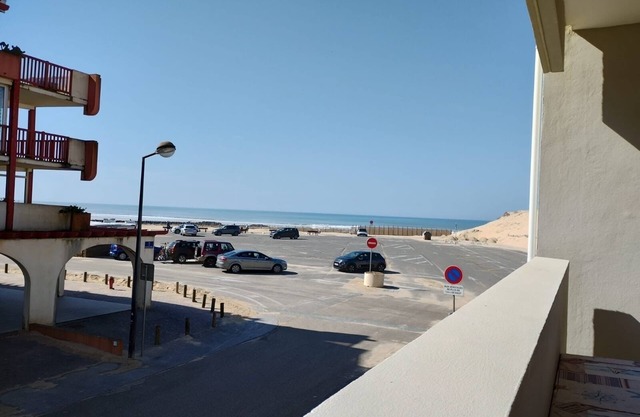 Apartment with ocean view separate room private park. in quiet residence