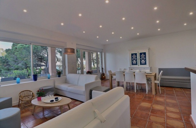 Apartment 100m2, Shared pool, Private beach, Mediterranean garden