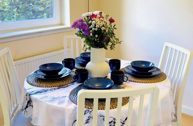 Apartment-2BR-Parking-Walk to Town-Near Beach-WiFi