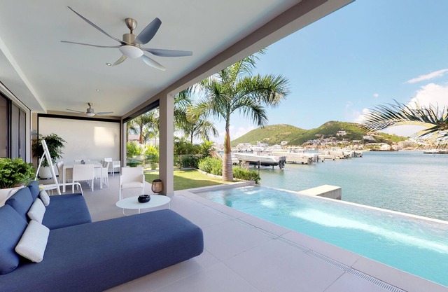 Apartment, 3 bedrooms, high standing on the edge of the lagoon opposite the Marina.
