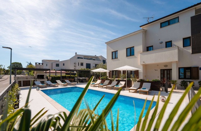 Apartment,3 persons, pool, 100m from the beach, restaurants and other amenities.