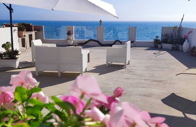 "Apartment 4- 5 places" with terrace by the sea, barbecue, chairs, deck chairs.
