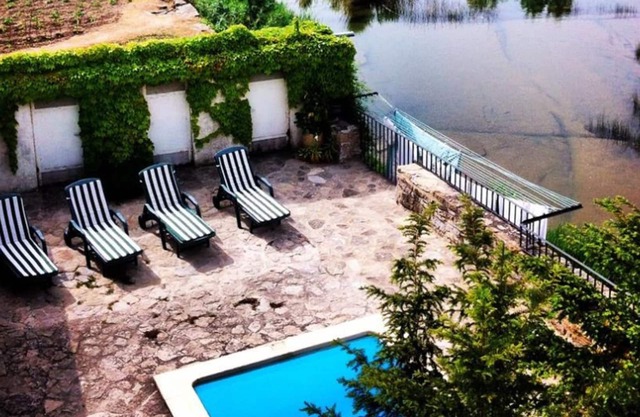 Apartment (6+3 pax) with views of the river and pool. 10 minutes from Pamplona.