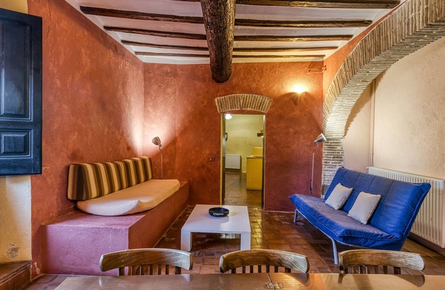 Apartment 'Apartaments Can Gibert - Muralla' with Shared Garden, Balcony and Wi-Fi