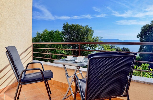 Apartment ANETTE with sea view, Groundfloor, 300m from the the beach