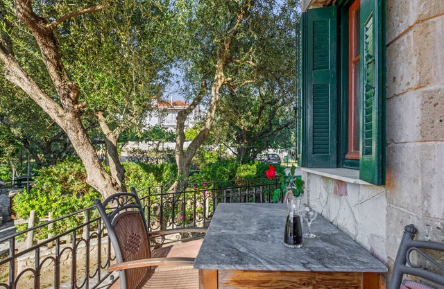 Apartment 'Angela' with Shared Garden, Wi-Fi and Air Conditioning