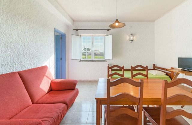Apartment 'Apartamento G' with Sea View, Shared Pool and Wi-Fi