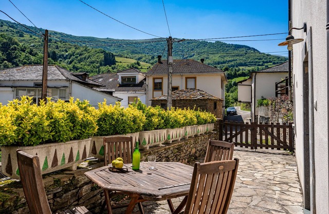 Apartment 'Apartamento Narcea 4' with Mountain View, Private Terrace and Wi-Fi
