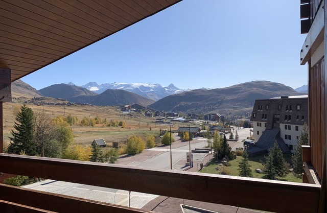 Apartment at the foot of the slopes with views of the peaks