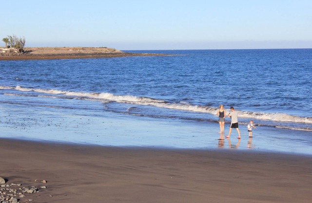 Apartment by the sea, heated pool, quiet, new, families and children.