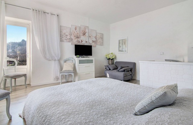 Apartment 'Casa sul Lago di Como' with Lake View, Wi-Fi and Air Conditioning