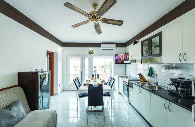 Apartment Camino (99221-A1) - Kastel Gomilica