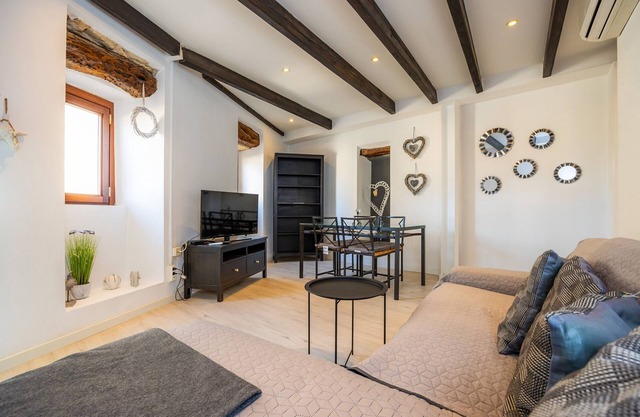 Apartment 'Can Roses' with Private Terrace, Wi-Fi and Air Conditioning