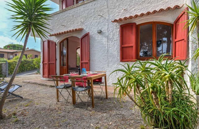 Apartment 'Casa Palmaiola' with Sea View, Private Garden and Wi-Fi
