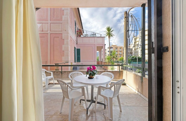 Apartment 'Casa Rosa' with Private Terrace and Wi-Fi