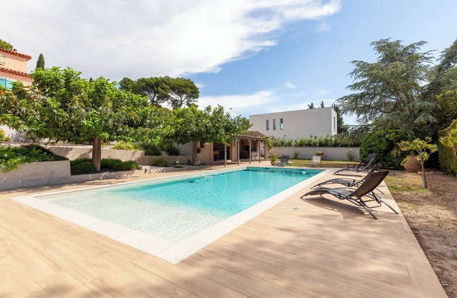 Apartment 'Cocon Avec Piscine Et Jardin' with Shared Pool, Private Terrace and Wi-Fi