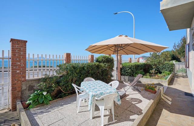 Apartment 'Da Nonna Tina Vistamare' with Sea View and Private Garden
