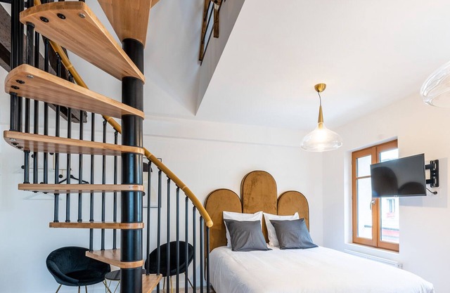 Apartment-Deluxe-Ensuite with Shower-Street View