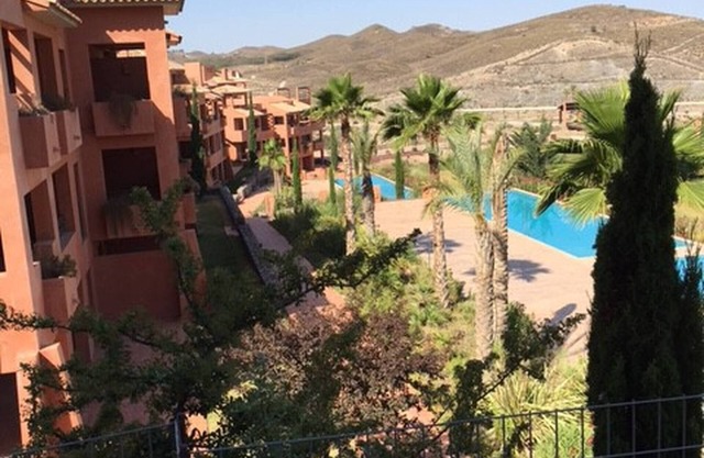 Apartment directly on the golf course and swimming pool
