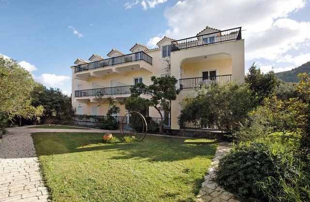 Apartment "Dolphin Apartment Sea View 9" with Private Balcony, Shared Garden & Wi-Fi