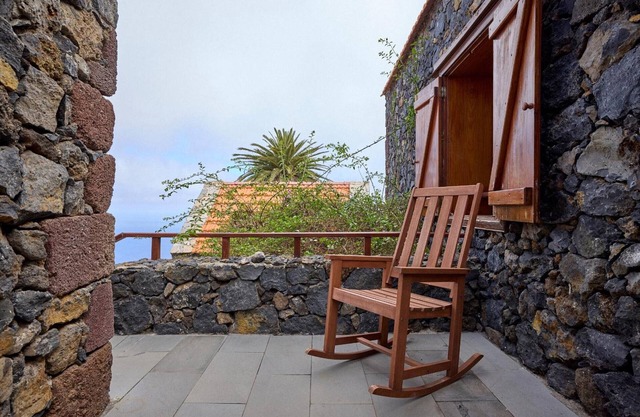 Apartment 'El Ciruelo' with Sea Views, Shared Terrace and Wi-Fi