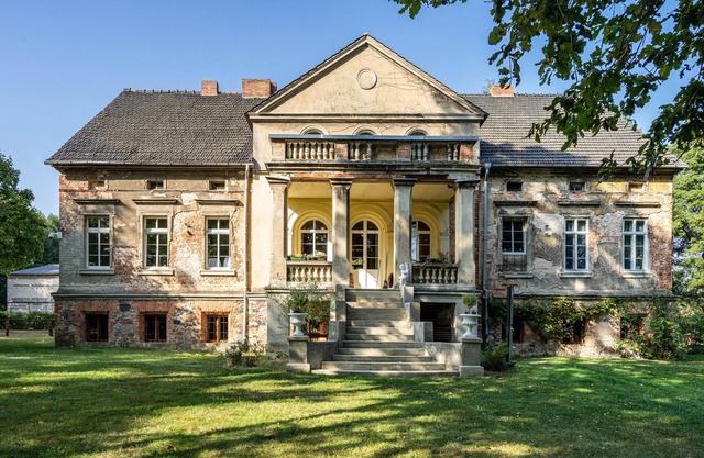 Apartment 'Ferienwohnung Im Landschloss' with Shared Terrace, Shared Garden and Wi-Fi