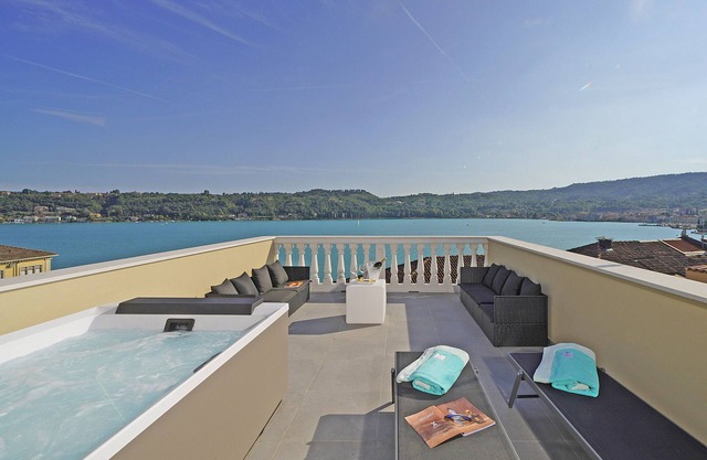 Apartment 'Flat 6' with Lake View, Wi-Fi, Air Conditioning with private jacuzzi