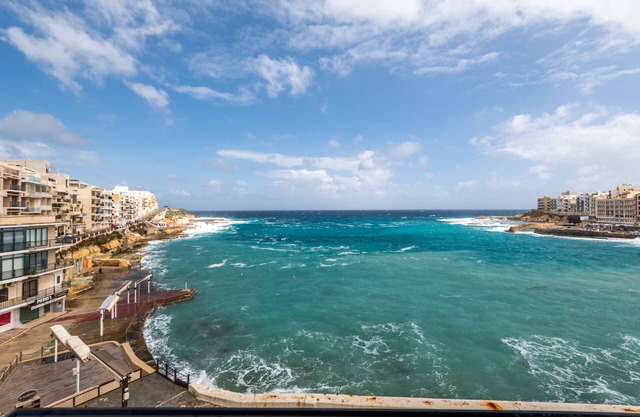 Apartment for 2 persons with good sized balcony and amazing sea views!