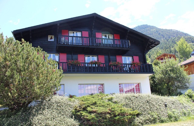 Apartment for 4 people in Chalet Esher Surrey