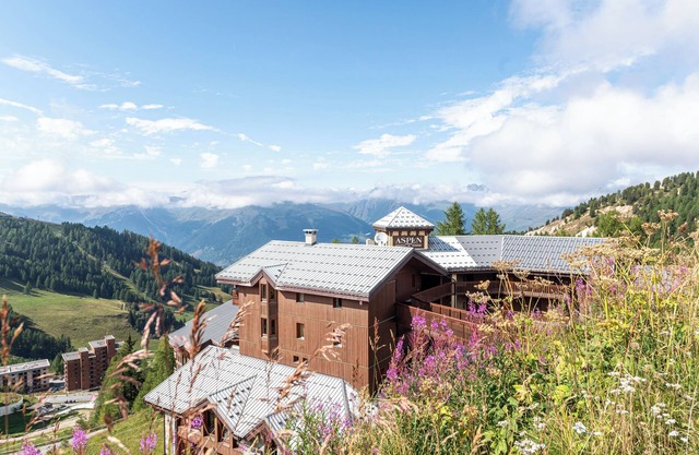 Apartment "Résidence Aspen" with Mountain View, Private Garden and Balcony