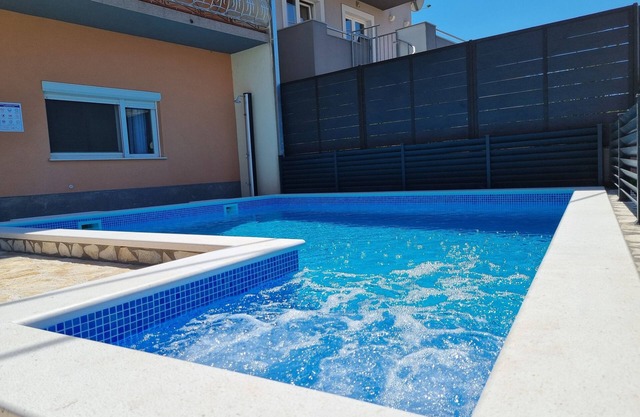 Apartment Gajo with swimming pool near Split