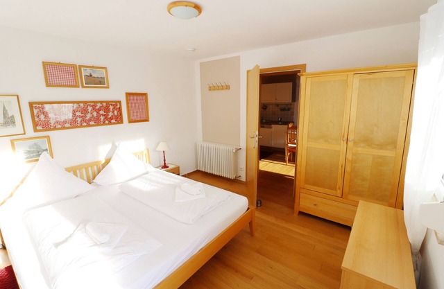 Apartment 'Haus Wintersonne - FeWo Auerhahn' with Shared Garden, Balcony and Wi-Fi
