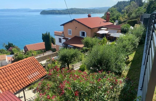 Apartment in a quiet location with beautiful sea views. Just a few minutes' walk to the beach