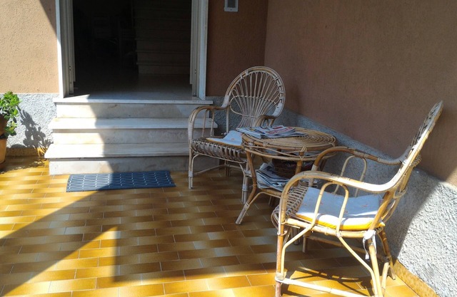 Apartment in Belmonte Marina, bright, with parking space and garden.