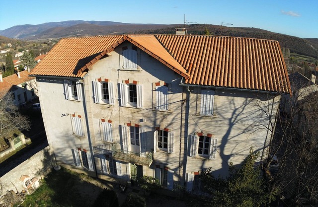 Apartment in character house with garden and swimming pool