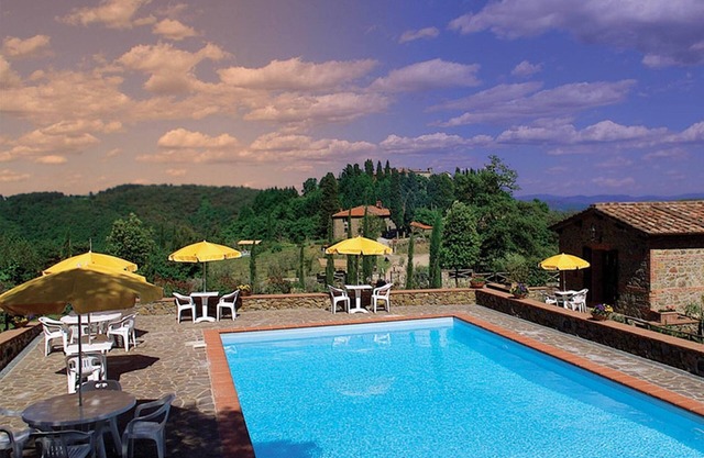 Apartment in the castle, with restaurant and swimming pool, Ginestra