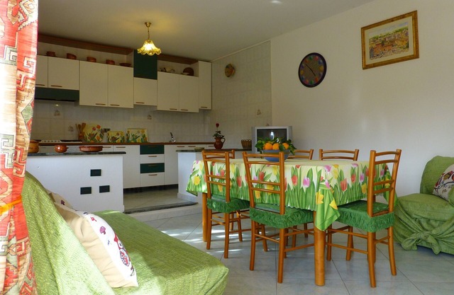 Apartment in villa, ground floor, separate entrance, suitable for families.