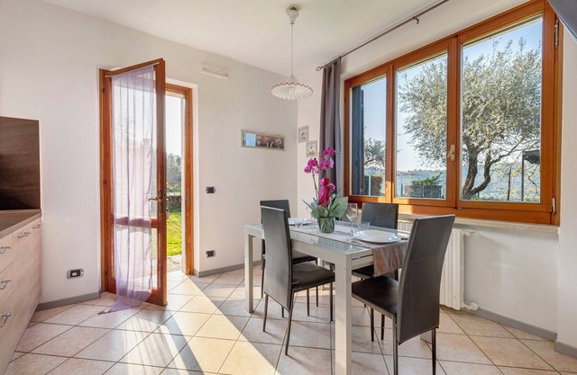 Apartment 'Relais Olivi Garten' with Lake View, Wi-Fi and Air Conditioning