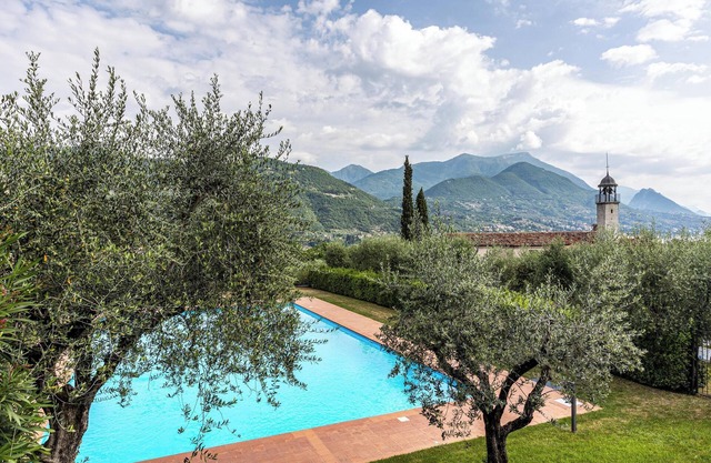 Apartment 'Nido Di Cisano' with Lake View, Shared Pool and Wi-Fi
