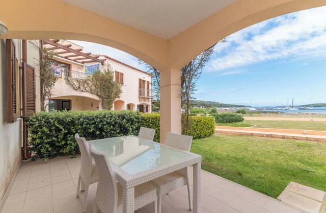 Apartment “I Mirti di Porto Pozzo” close to the Beach with Sea View, Garden & Terrace