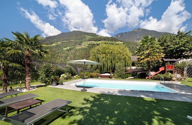 Apartment "Veilchen" with Mountain View, Pool, Wi-Fi, Balcony & Garden