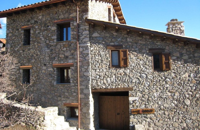 Apartment 'La Cort De Ca L’Escolà' with Mountain View, Shared Garden and Wi-Fi