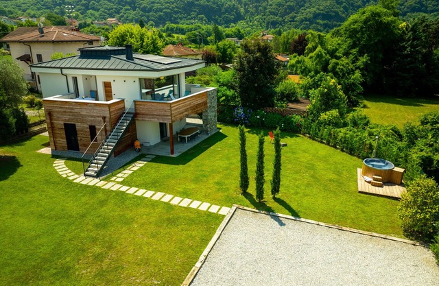 Apartment 'La Villa del Lago in Giardino' with Sea View, Wi-Fi and Air Conditioning