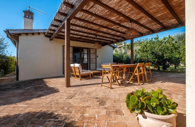 Apartment 'Leccino' with Shared Pool, Wi-Fi and Air Conditioning