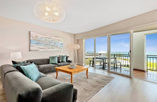 Apartment M503 - panoramic ocean views for miles!