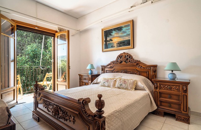 Apartment 'Makis Katelios' with Balcony, Wi-Fi and Air Conditioning