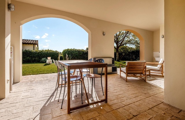 Apartment 'Moraiolo' with Shared Pool, Wi-Fi and Air Conditioning