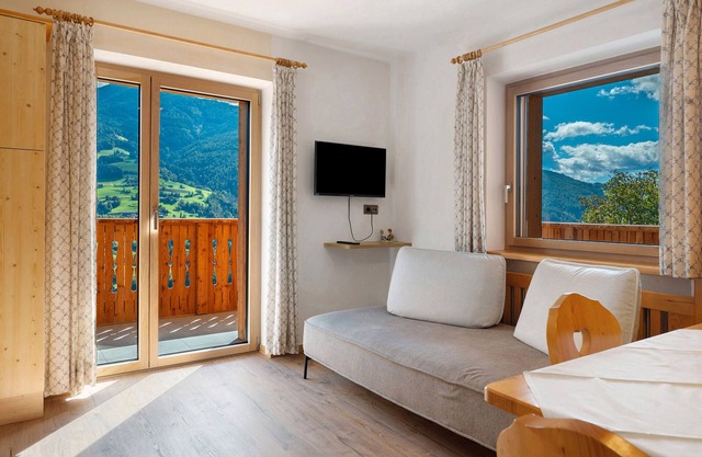 Apartment 'Oberhemberger Hof Zwoaer' with Mountain View, Shared Terrace and Wi-Fi