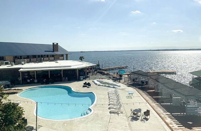 Apartment on the shores of the lake & amenities!