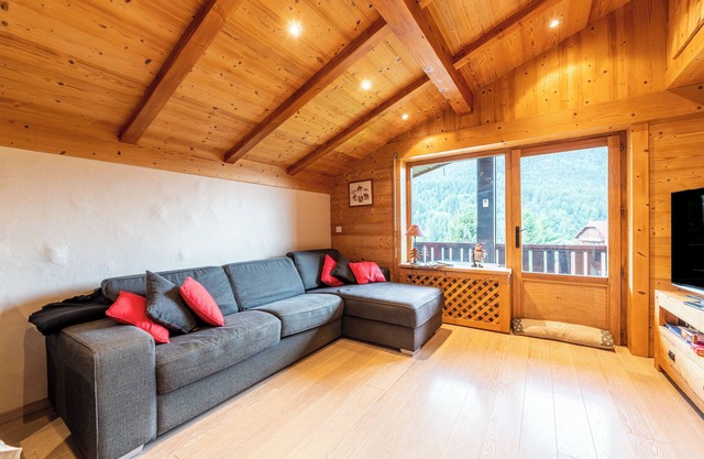 Apartment 'Proche La Clusaz' with Mountain View and Balcony